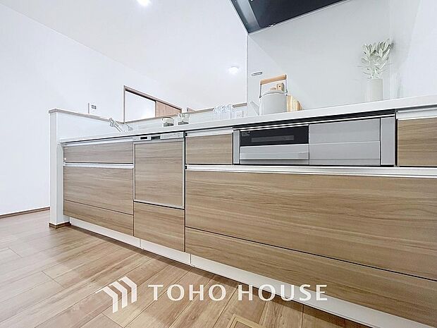 「対面キッチン」作業スペースを多くとった対面キッチン。夫婦そろってキッチンに立っても調理がしやすくゆとりある広さ。食器類もすっきりと片付く収納力が期待できます。家事をしながら会話も弾みます。