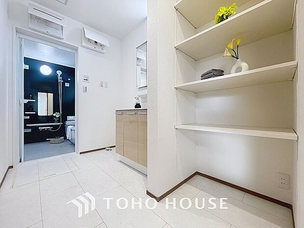 「洗面台」落ち着いた空間を演出するカラーと、ゆったり落ち着いてお使い頂ける広さが魅力のパウダールーム。居室からも独立しており、プライベート空間を保ちます。