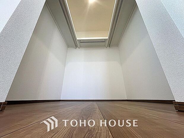 「たっぷり収納。ウォークインクローゼット」たっぷりと荷物が入るよう、ウォークインクローゼットを完備いたしました。画像と現地では大きさ、広さの感覚が違います。是非ご自分の目で確かめてください。