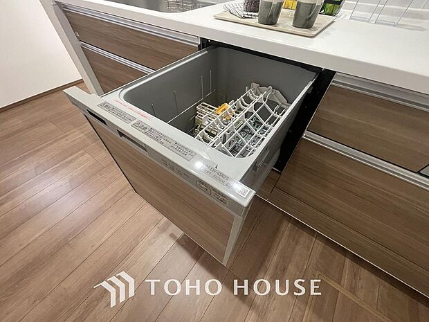「ビルトインタイプ食器洗乾燥機」通常の手洗いでは使用出来ないほど高温のお湯や高圧水流を使うことにより汚れを効果的に落とすことができる。殺菌効果が非常に高く哺乳瓶などを使う家庭で需要が高く大変便利。