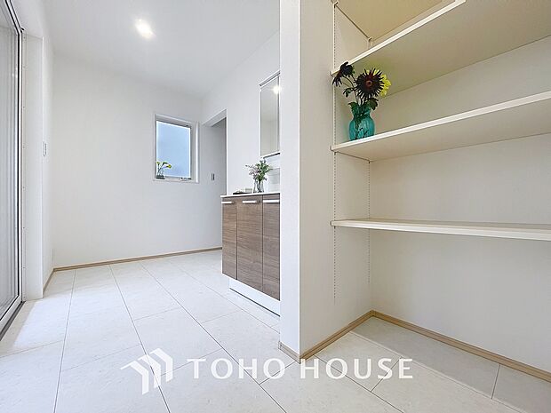 「洗面台」落ち着いた空間を演出するカラーと、ゆったり落ち着いてお使い頂ける広さが魅力のパウダールーム。居室からも独立しており、プライベート空間を保ちます。