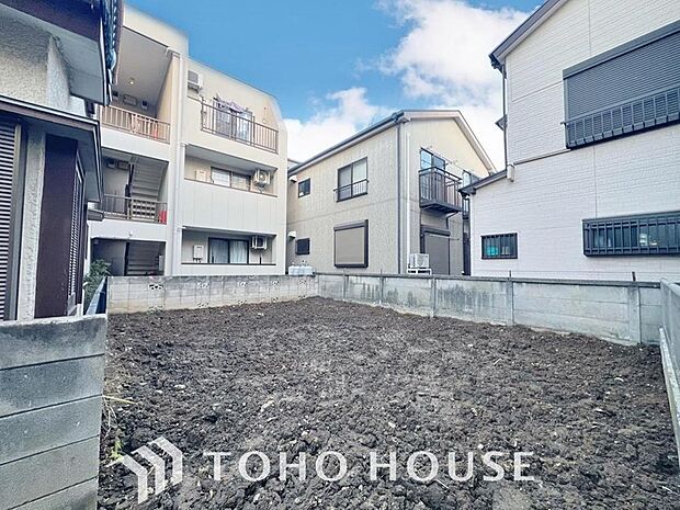 「LDKは20帖の広々4LDK。」ただ「　住む　」だけじゃない。　気持ち良く住んで欲しい気持ちをこめて・・・。　お家の事、街の事、お金の事、　何でも相談して下さい。