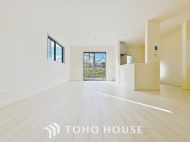 光が注がれる青い空から鮮やかに赤色にゆっくりと染まる。そんな優しい時間がここでは流れてゆく。