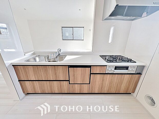 夫婦そろってキッチンに立っても調理がしやすく余裕の広さ。家事をしながら会話も弾みます。