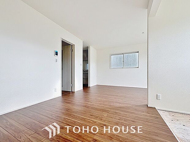 リビングも広く設け、訪れる人々を暖かく迎えてくれます。