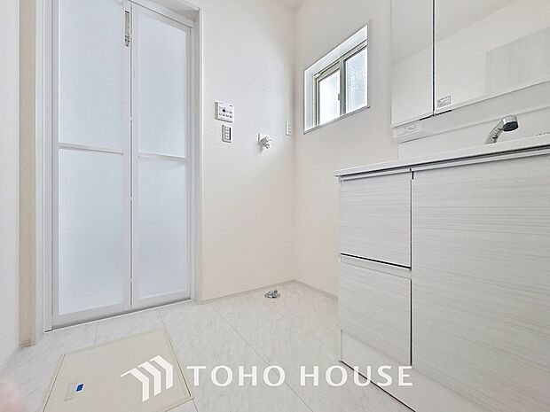 手で洗いたい大切な服など、広く使えると助かる洗面台は汚れの付きにくい形状と素材で造られております。