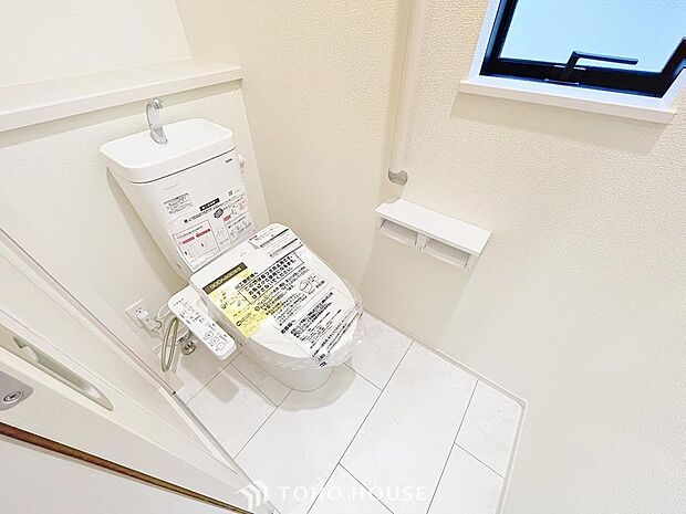 「温水洗浄便座付きトイレ」トイレは快適な温水洗浄便座付です。清潔感のあるホワイトで統一しました。いつも清潔な空間であって頂けるよう配慮された造りです。