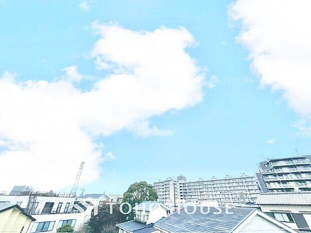 「穏やかな街並みの眺望」穏やかな街並みを一望しながら、爽やかな風と柔らかく降り注ぐ陽光を感じて頂けます。心地良い開放感が暮らしにゆとりと充足感をもたらします。