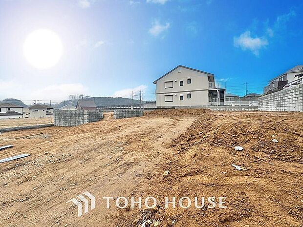 「現地」小学校1140ｍ、スーパー650ｍ。歩いて行ける距離にお買い物施設や教育施設が揃う街並み。子育て世帯も住みやすい、便利な住環境です。