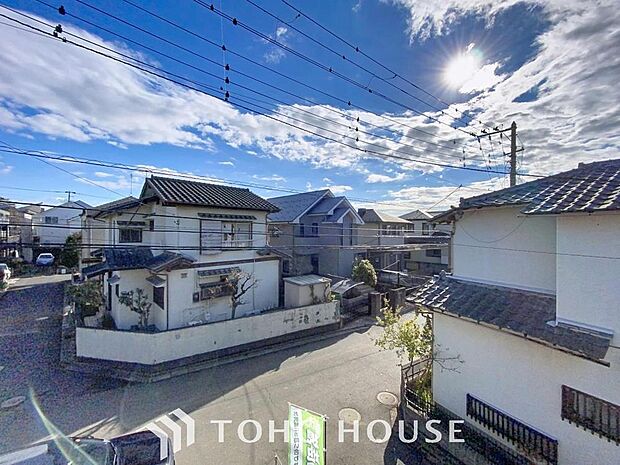 「穏やかな街並みの眺望」穏やかな街並みを一望しながら、爽やかな風と柔らかく降り注ぐ陽光を感じて頂けます。心地良い開放感が暮らしにゆとりと充足感をもたらします。