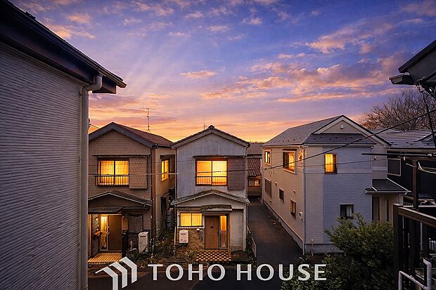 「穏やかな街並みの眺望」穏やかな街並みを一望しながら、爽やかな風と柔らかく降り注ぐ陽光を感じて頂けます。心地良い開放感が暮らしにゆとりと充足感をもたらします。