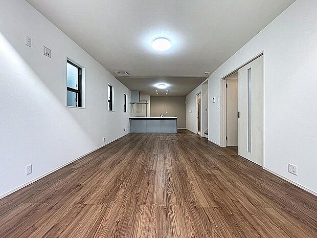 「憩いの場リビング」くつろぎを愉しむリビングルームは憩いの場となります。リビングとダイニングの空間機能を活かし、巧みに使い分ける発想が、ライフスタイルに新しいゆとりをもたらします。