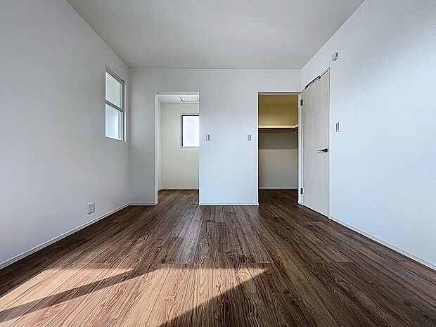 「6.9帖。ゆとりの主寝室」心と体をゆったりと安らげる主寝室。寝室のゆとりが大きい分だけ、暮らしの安らぎは深まります。