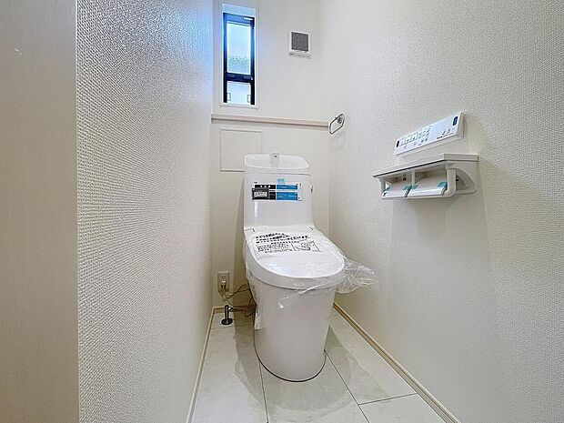 「温水洗浄便座付きトイレ」トイレは快適な温水洗浄便座付です。清潔感のあるホワイトで統一しました。いつも清潔な空間であって頂けるよう配慮された造りです。