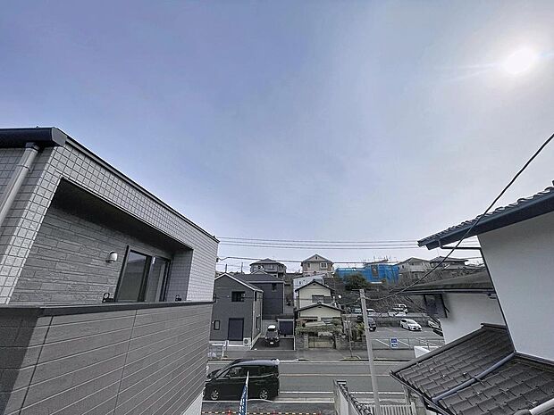 「穏やかな街並みの眺望」穏やかな街並みを一望しながら、爽やかな風と柔らかく降り注ぐ陽光を感じて頂けます。心地良い開放感が暮らしにゆとりと充足感をもたらします。