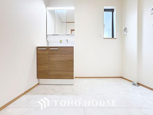 「窓あり×洗面所」湿気の多くなりやすい洗面所も、窓があることで換気が可能なので気持ちよくお使い頂けます。