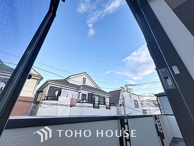 「穏やかな街並みの眺望」穏やかな街並みを一望しながら、爽やかな風と柔らかく降り注ぐ陽光を感じて頂けます。心地良い開放感が暮らしにゆとりと充足感をもたらします。