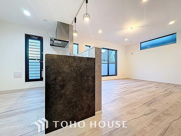 「穏やかな時が流れる癒しの空間」穏やかな光が明るくリビングルームを包みます。心地よい空間が、ご家族のかけがえのない時間に優しく寄り添います。