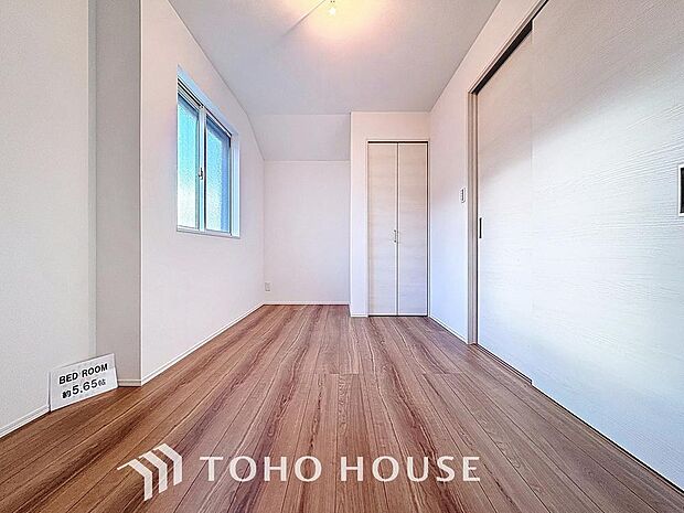 「明るい居室」お子様の成長に合わせて机やベットを自由にレイアウトできるようにと、小さな自立心を育むお部屋作りを見越してご覧下さい。