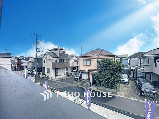 「穏やかな街並みの眺望」穏やかな街並みを一望しながら、爽やかな風と柔らかく降り注ぐ陽光を感じて頂けます。心地良い開放感が暮らしにゆとりと充足感をもたらします。（1号棟）