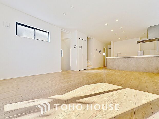 光が注がれる青い空から鮮やかに赤色にゆっくりと染まる。そんな優しい時間がここでは流れてゆく。