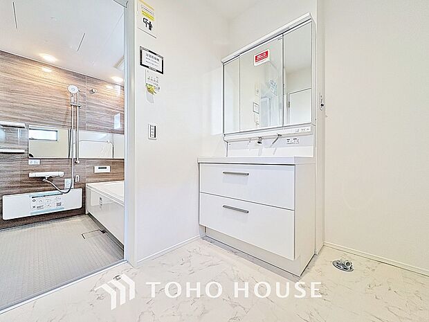 手で洗いたい大切な服など、広く使えると助かる洗面台は汚れの付きにくい形状と素材で造られております。