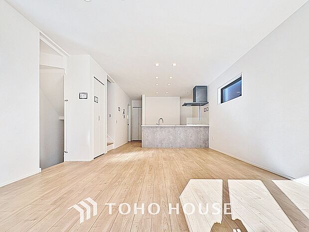 リビングも広く設け、訪れる人々を暖かく迎えてくれます。