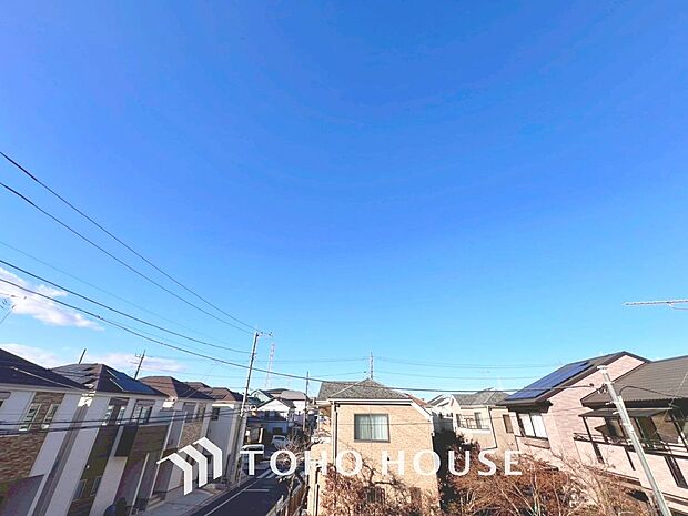 その豊かな眺望にふさわしい空間には、通風・採光にも優れ、心地よい光と風があふれています。