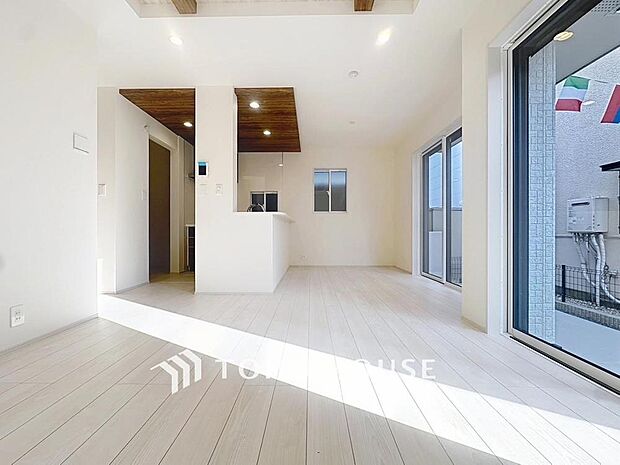 「約15帖のLDK。」朝は爽やかな日差しを浴びながら、家族みんなでおいしい朝食。昼下がりには読書やお昼寝でもしながらのんびりと過ごすひと時。家族が集まる空間を、一番明るい空間に。