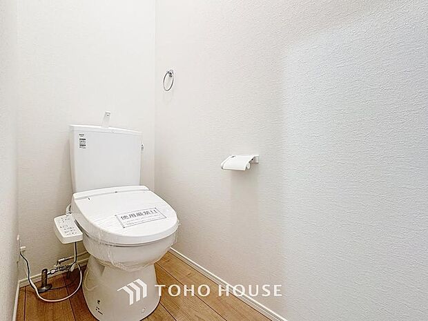 「温水洗浄便座付きトイレ」トイレは快適な温水洗浄便座付です。清潔感のあるホワイトで統一しました。いつも清潔な空間であって頂けるよう配慮された造りです。