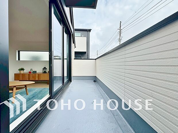 「バルコニー」頬をなでる優しい風を感じることが出来るバルコニー。つい深呼吸をしたくなる気持ちの良い眺望はこのお部屋の自慢です。もちろんお洗濯物を干すスペースとしても十分な広さがあります。