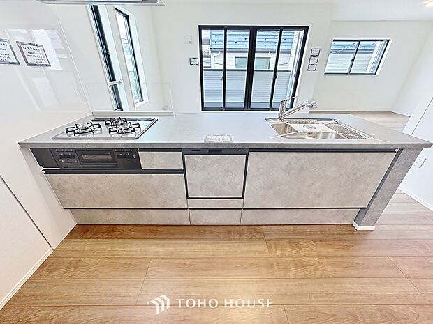 「設備充実のキッチン」大型の冷蔵庫やレンジボードもしっかり置ける広々としたキッチンスペースが大事。ゆとりある空間で作業ができるとお料理の腕も日に日に上がりそうな気がしてきます。