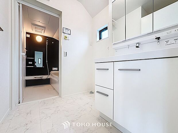 「洗面台」シンプルだからこそ使いやすい。スタンダードなデザインの洗面ボウルは清潔感あるホワイトです。