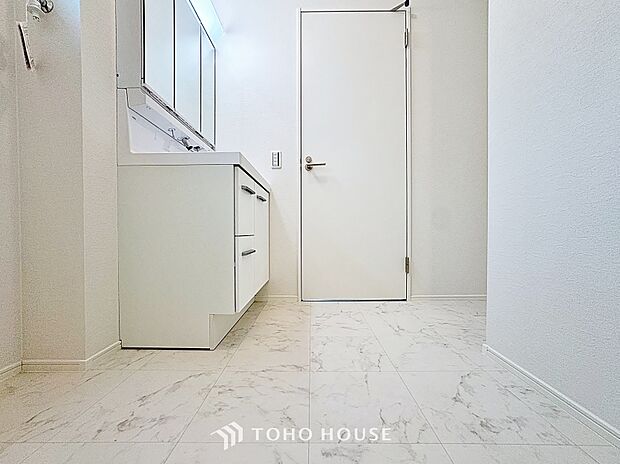 「すっきり片付く収納力。三面鏡洗面台。」身だしなみを整えやすい事はもちろんですが、鏡の後ろに収納スペースを設ける事により、散らかりやすい洗面スペースをすっきりさせる事が出来るのも嬉しいですね。