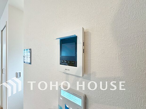 「見える安心」をカタチにしました。誰が来てもわかる様にモニター付きインターホンを設置。家事導線を考慮した個所に設置し、防犯性と利便性に優れ快適と安らぎを合わせた優しい設計。