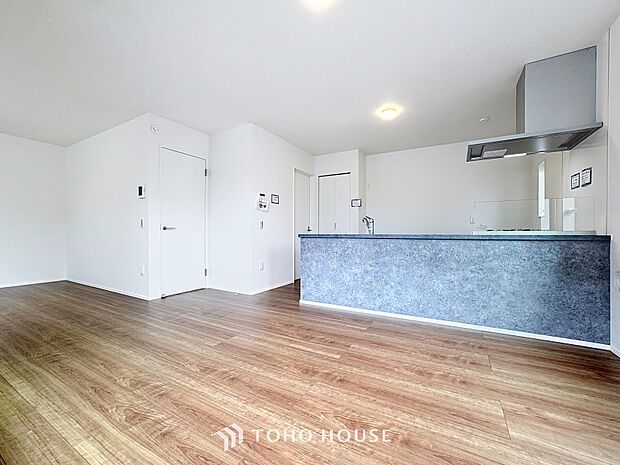 「3面採光で陽当たり・通風良好のLDK。」くつろぎを愉しむリビングルームは憩いの場となります。リビングとダイニングの空間機能を活かし、使い分ける発想がライフスタイルに新しいゆとりをもたらします。