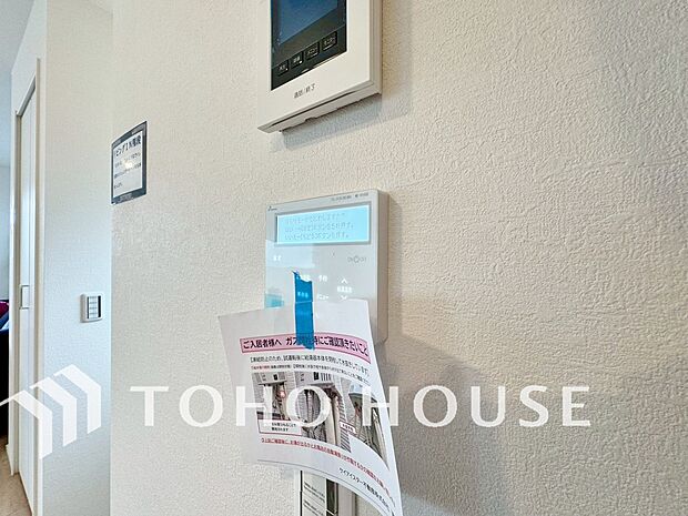 お風呂場と台所に操作リモコンがあり、キッチン近くにある給湯リモコンは、お料理の最中でもリビングで寛いでいるなかでもボタン一つで簡単に沸かせて便利ですね。