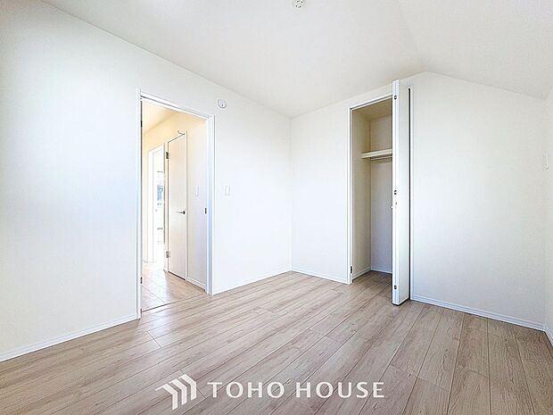 「スッキリ収納の居室」大きなクローゼットには季節ものの洋服などを収納できるので、お部屋はすっきり広々と使うことができます。