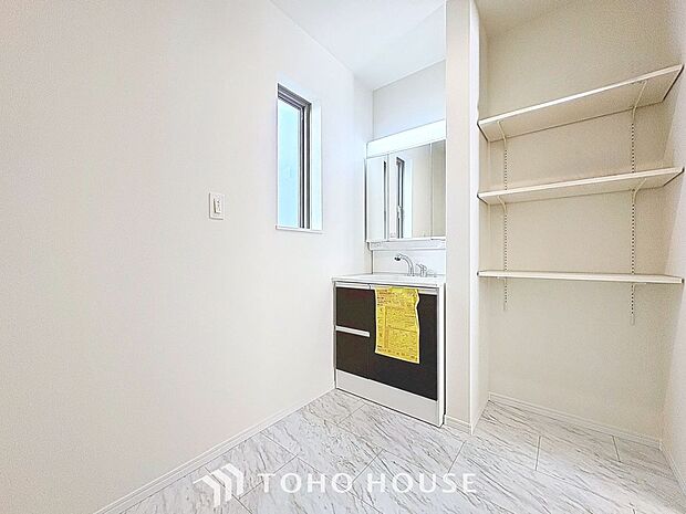 「清潔な印象の洗面室」明るく清潔感のある色調で纏められた洗面室は、機能性に富んだ三面鏡と使い勝手の良い収納を完備した洗面台を設置。洗濯機置場も完備し、大変充実しております。