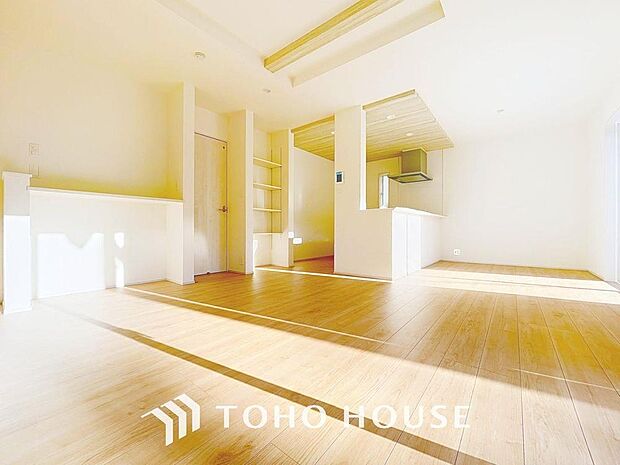 「約18帖のゆとりあるLDK。」居心地の良いリビングダイニングには自然と家族みんなが集まってきます。明るく穏やかな空気のなかで飲んだり、食べたり、笑ったり。