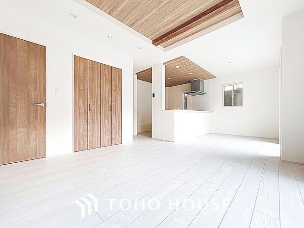 「インテリアを引き立てるホワイト。」お部屋全体が優しく柔らかな色合いとなっていて、お家時間を穏やかに過ごせる空間が広がっています。