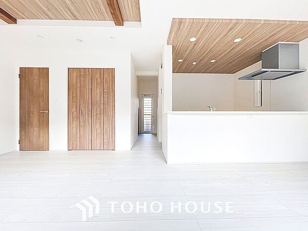 「約18帖のゆとりあるLDK。」居心地の良いリビングダイニングには自然と家族みんなが集まってきます。明るく穏やかな空気のなかで飲んだり、食べたり、笑ったり。