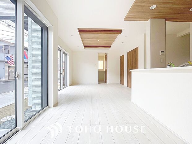 「のんびり過ごせるLDK」朝は爽やかな日差しを浴びながら、家族みんなでおいしい朝食。昼下がりには読書やお昼寝でもしながらのんびりと過ごすひと時。家族が集まる空間を、一番明るい空間に。