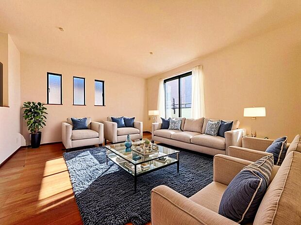 「南側バルコニーから採光が入ります。」舞い込んでくる風が優しく躍り、室内に四季の香りを感じさせる空気を運んでくれます。(画像内の家電・家具等はCGです。本物件には付帯されません。)