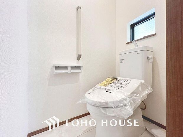 「温水洗浄便座付きトイレ」トイレは快適な温水洗浄便座付です。清潔感のあるホワイトで統一しました。いつも清潔な空間であって頂けるよう配慮された造りです。