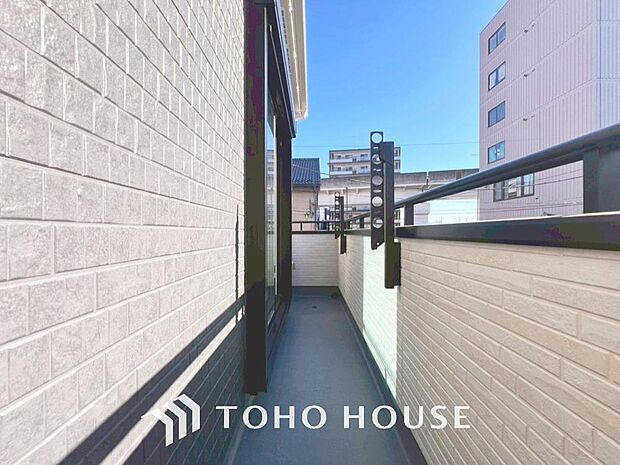 「南向きバルコニー」都市型生活をより快適にコーディネートするかのように、周りの情景とマッチしたバルコニー。住まうご家族の心地よさを最優先したバルコニーでは様々な時間を楽しめます。
