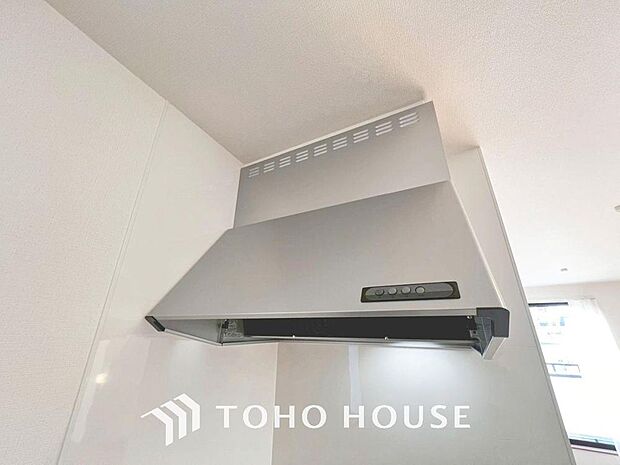 昨今主流のスリムタイプのレンジフード。そのスタイリッシュな見た目から、インテリアとしても高い人気がある型です。また、スリム型の大きなメリットとして、掃除のしやすさがあります。