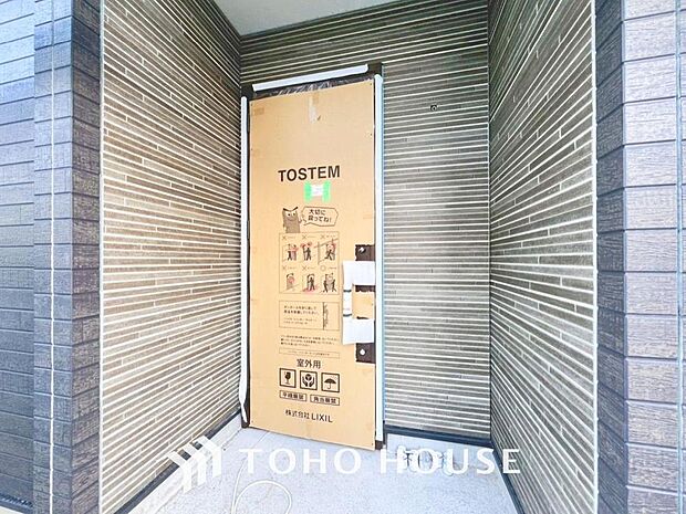 「電池錠を採用した玄関ドア。」