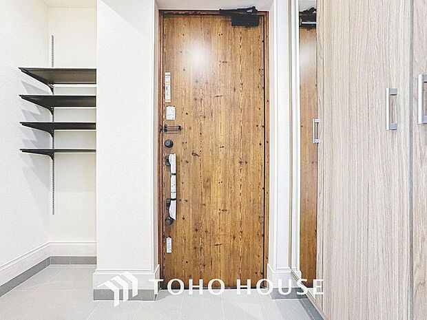 「土間収納の玄関。」広々とした玄関には拘りました。毎日、みんなを見送り、そして迎え入れる場所だから。帰りたくなる家をテーマに設計した、自慢の玄関です。