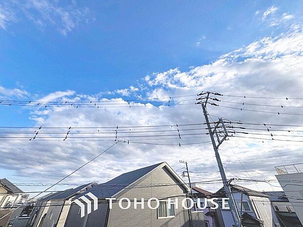 「穏やかな街並みの眺望」穏やかな街並みを一望しながら、爽やかな風と柔らかく降り注ぐ陽光を感じて頂けます。心地良い開放感が暮らしにゆとりと充足感をもたらします。